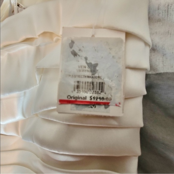 Vera Wang Wedding Dress - Picture 8 of 9